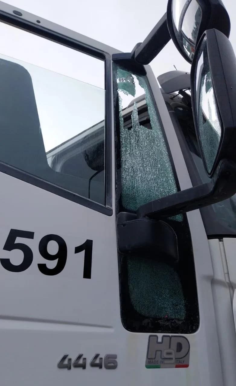 Ilustrasi berita Mimika: Kapolres Mimika Benarkan Konvoi Bus Karyawan PTFI Ditembaki di Mile 60, Dua Bus dan Satu Mobil Kargo Terkena Tembakan