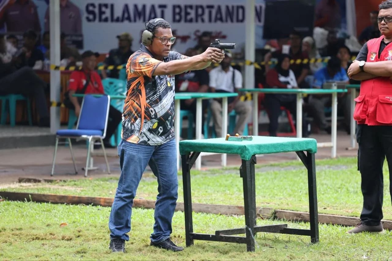 Ilustrasi berita JAYAPURA: Kapolda Papua Tampil Gemilang, Raih Juara I Pistol Api di Kejuaraan Menembak Merah Putih
