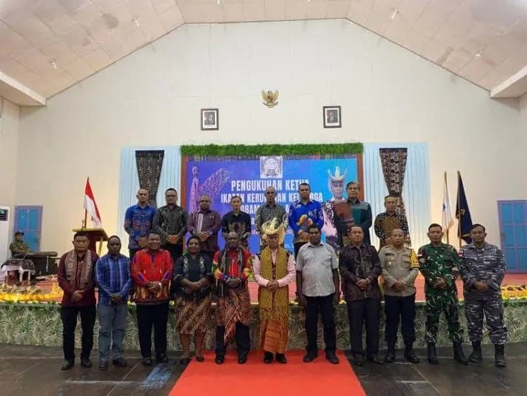 Ilustrasi berita Papua: Lambertus Leu Resmi Dikukuhkan sebagai Ketua Ikatan Kerukunan Keluarga Flobamorata Kabupaten Asmat