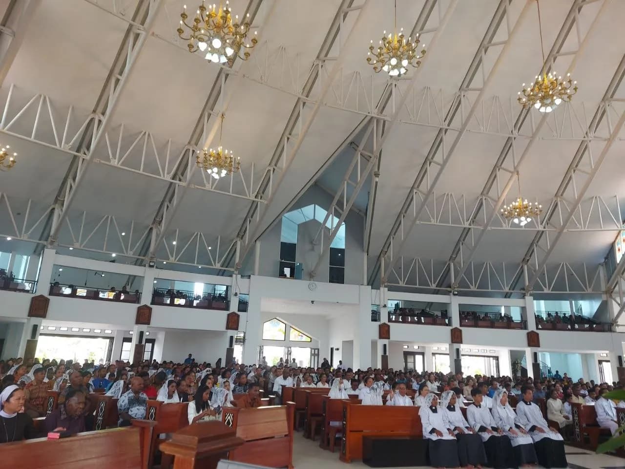 Suasana perayaan misa ekaristi di Gereja Katedral Tiga Raja Timika.