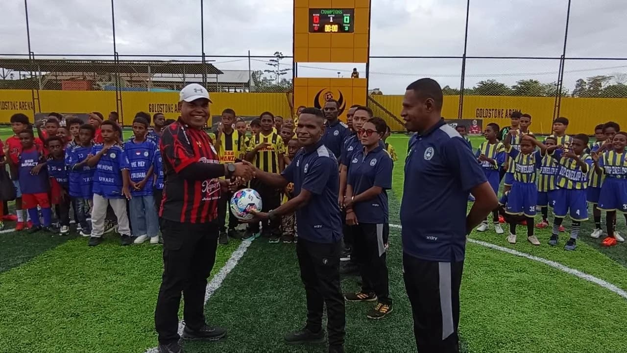 Ilustrasi berita Mimika: Dihadiri Boaz Sollosa, Brigjen Jermias Rontini Resmi Buka Kapolda Cup III di Timika, Turnamen Diikuti 17 SSB