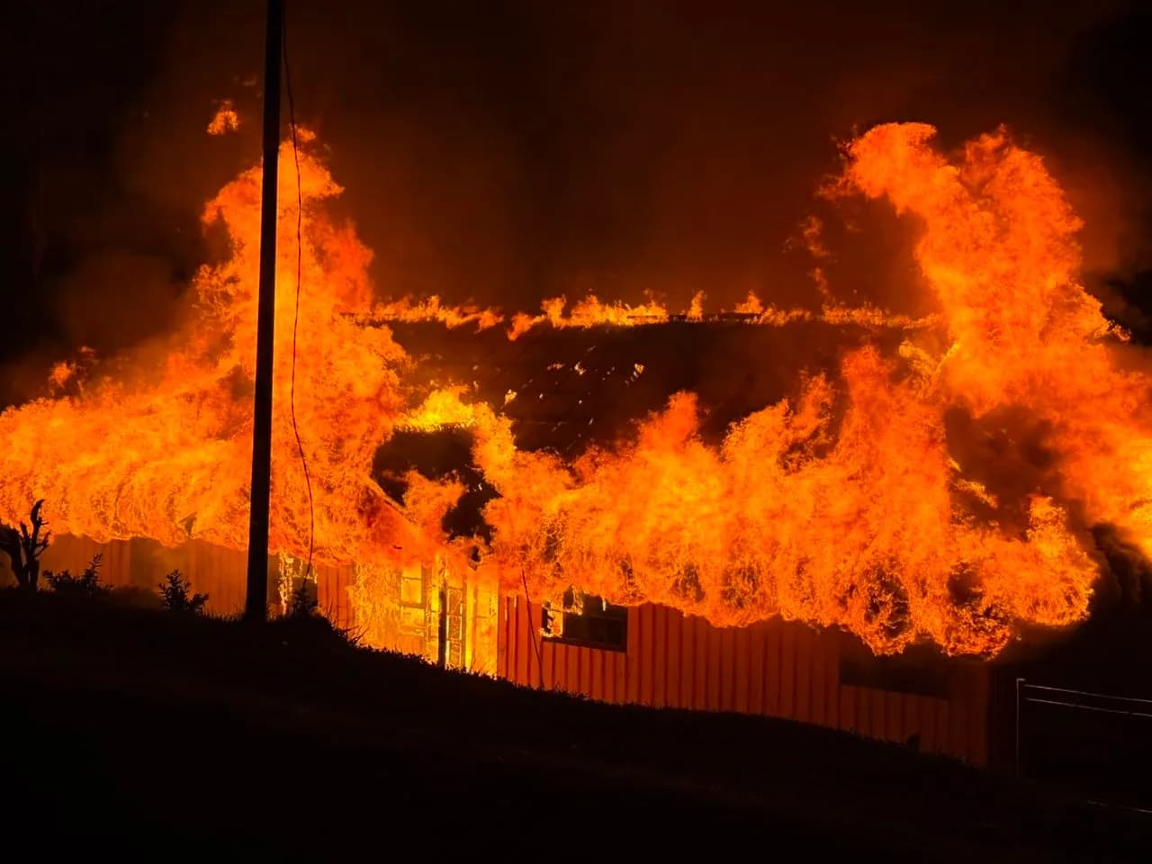 Ilustrasi berita Papua Tengah: Kantor BPBD Puncak di Ilaga Ludes Terbakar, Polisi Duga Sengaja Dibakar