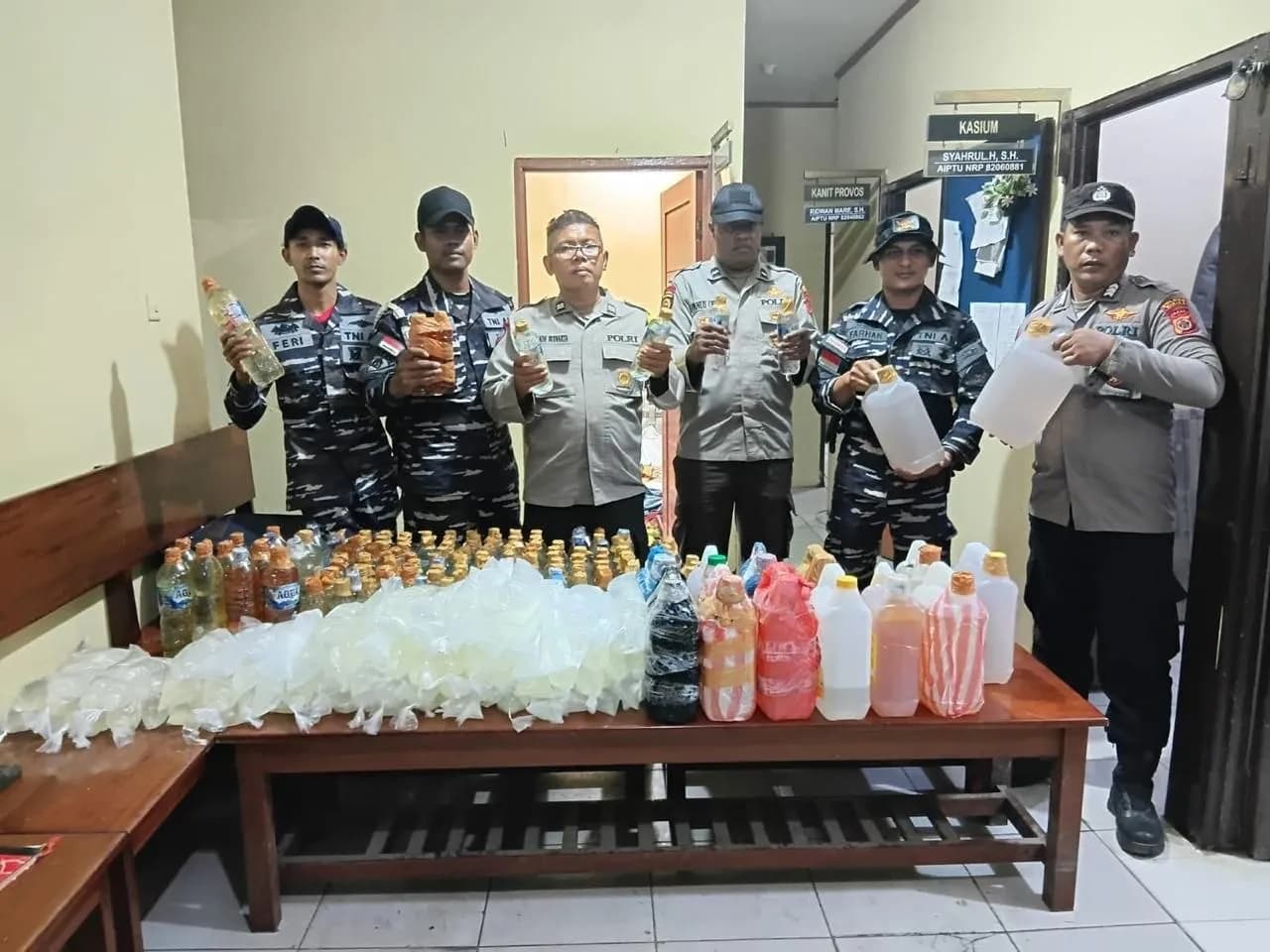 Ilustrasi berita Mimika: Tekan Aksi Kriminal di Timika, Personel Gabungan Amankan 233 Sopi Selundupan Via KM Sirimau di Pelabuhan Pomako