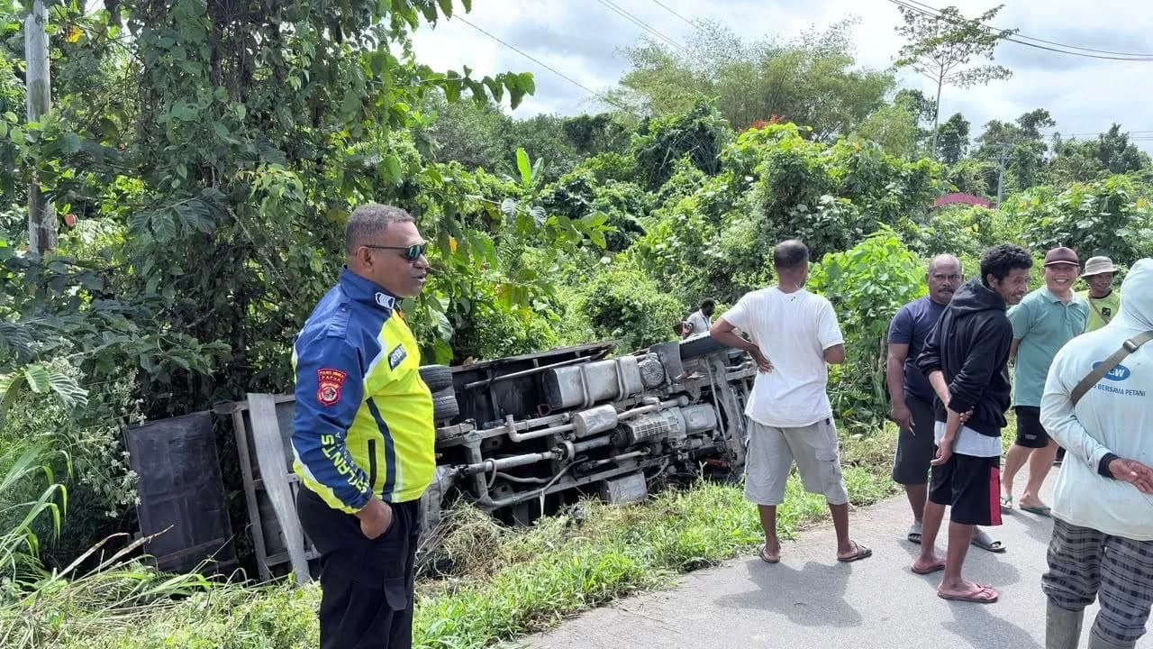Ilustrasi berita Mimika: 10 Korban Berhasil Dievakuasi, Polisi Beberkan Kronologis Truk Muatan Kayu Terbalik di Pertigaan Jalan Logpong-SP 6 Timika