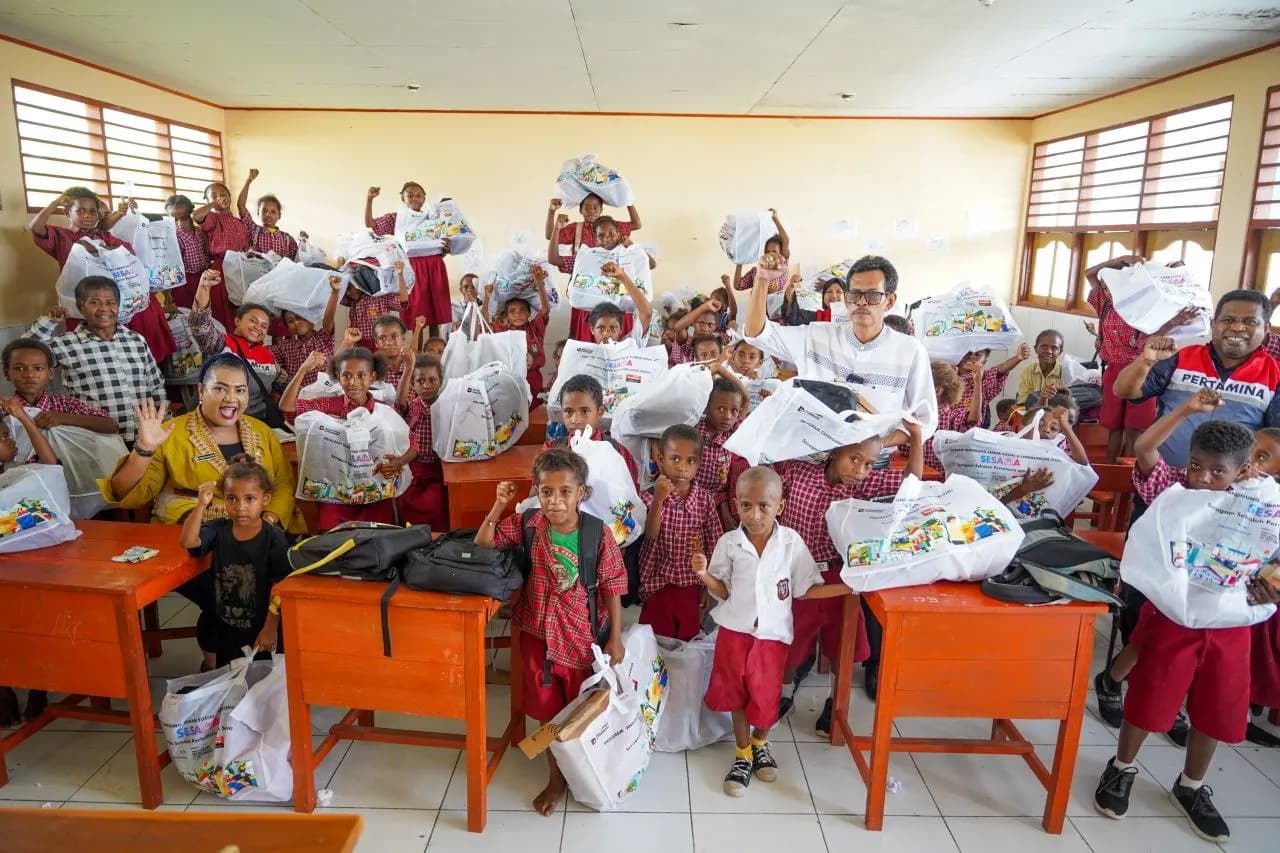 Ilustrasi berita JAYAPURA: Pertamina Salurkan 105 Paket Perlengkapan Sekolah untuk Murid Prasejahtera di Sentani
