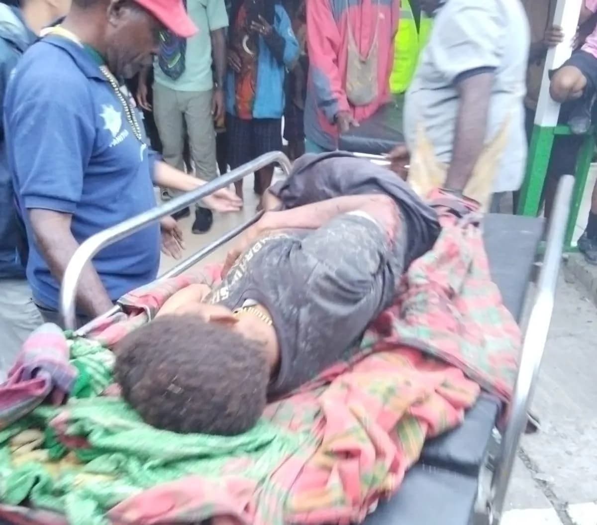 Ilustrasi berita Mimika: Tiga Warga Sipil Terkena Ledakan Granat di Danggoa, Meski Kecewa Bupati Intan Jaya Siap Evakuasi Para Korban ke Timika