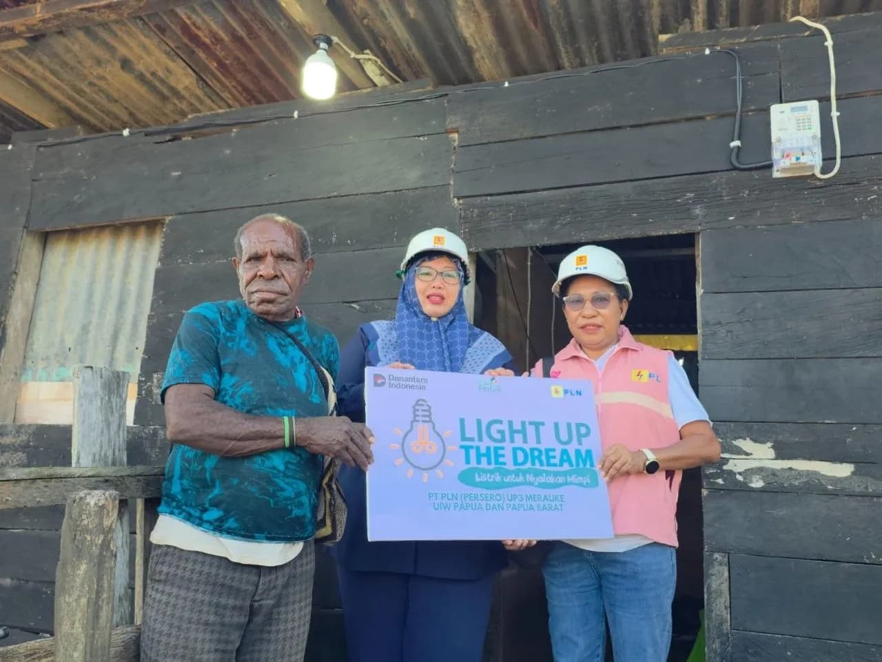 Ilustrasi berita Papua: Hadirkan Terang Lewat Program Light Up The Dream, PLN Sambung Listrik Gratis bagi 50 Keluarga Prasejahtera di Tanah Papua