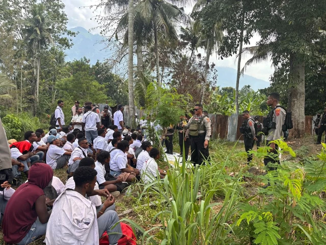 Ilustrasi berita JAYAPURA: Rencana Ikut Aksi Tolak MBG, 70 Pelajar di Jayapura Diamankan, Telepon Guru Minta Jemput di Kantor Polisi