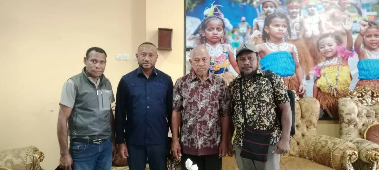 Ilustrasi berita Papua: Yan Permenas Mandenas Bertemu Tim Kaki Abu Bahas Pemekaran Papua Utara di Biak