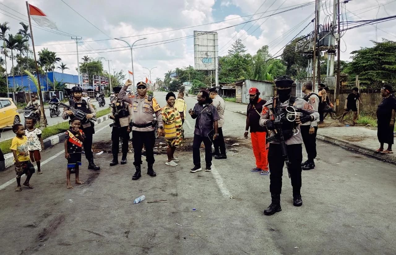 Ilustrasi berita Mimika: Palang Resmi Dibuka, Arus Lalu Lintas Jalan Cenderawasih Akhirnya Kembali Normal