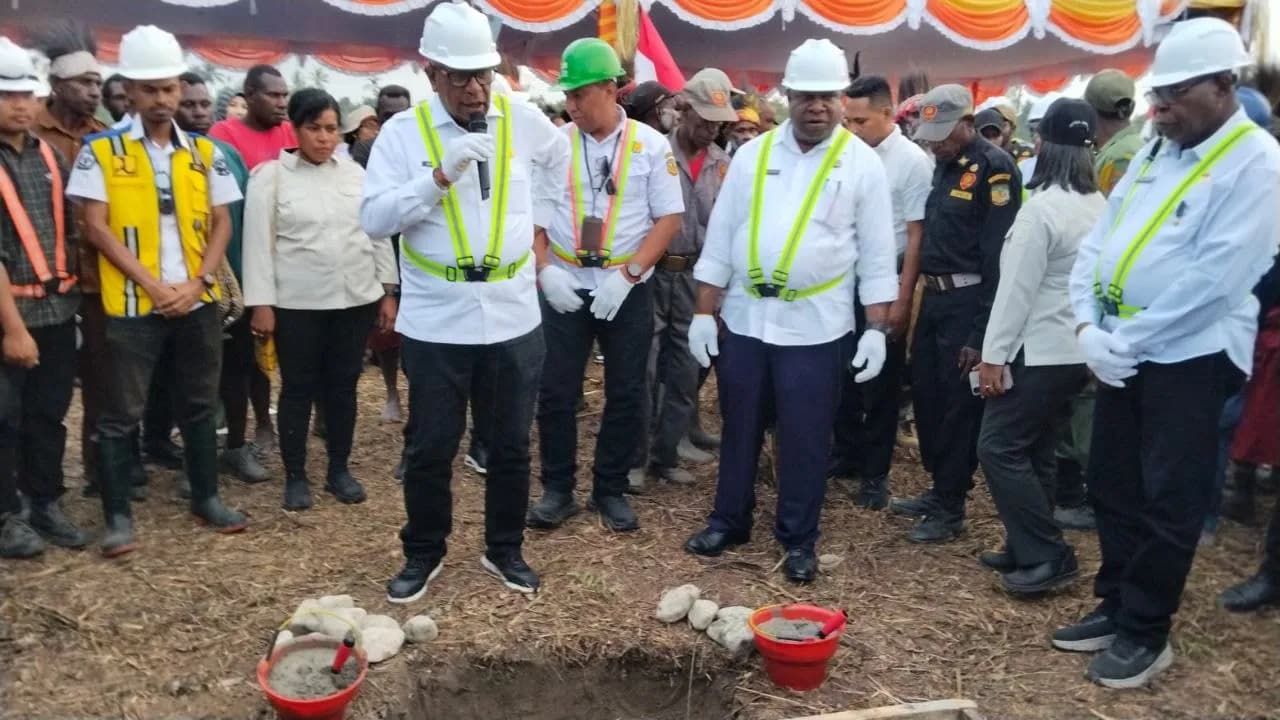 Ilustrasi berita Mimika: Pembangunan Jembatan Gantung Mioko Resmi Dimulai, Bupati Mimika : Buka Akses dan Peluang Ekonomi Warga