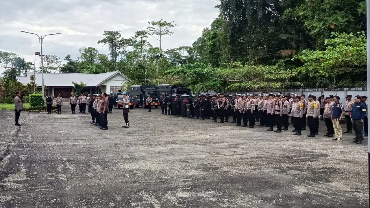Ilustrasi berita Mimika: Dua Aksi Demo Digelar Bersamaan di DPRK Mimika, Polres Siagakan 150 Personel dan 2 Pleton Brimob