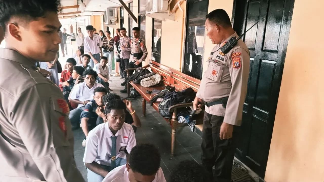 Ilustrasi berita Mimika: Dipicu Provokasi Akun Palsu di Medsos, Puluhan Pelajar Lempar SMA Negeri 7, Berhasil Diringkus Polisi