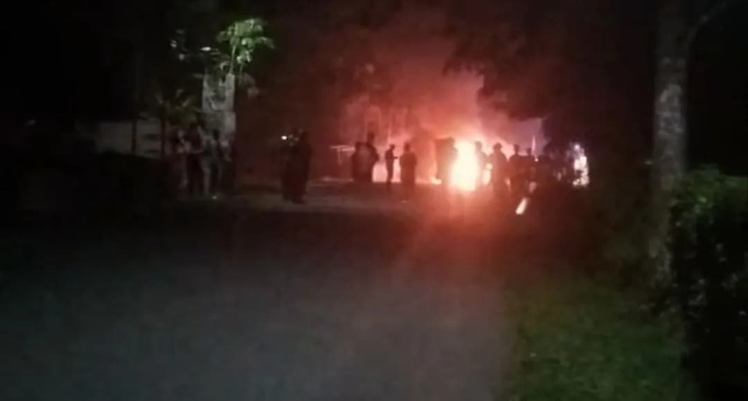 Ilustrasi berita Mimika: Satu Unit Mobil Dibakar Warga di Depan Jalan Masuk Distrik Kwamki Narama