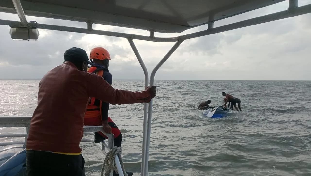 Ilustrasi berita Mimika: Speed Boat Bermuatan 1 Ton Mangga Tenggelam di Perairan Manasari Mimika, Seorang Penumpang Berhasil Selamat