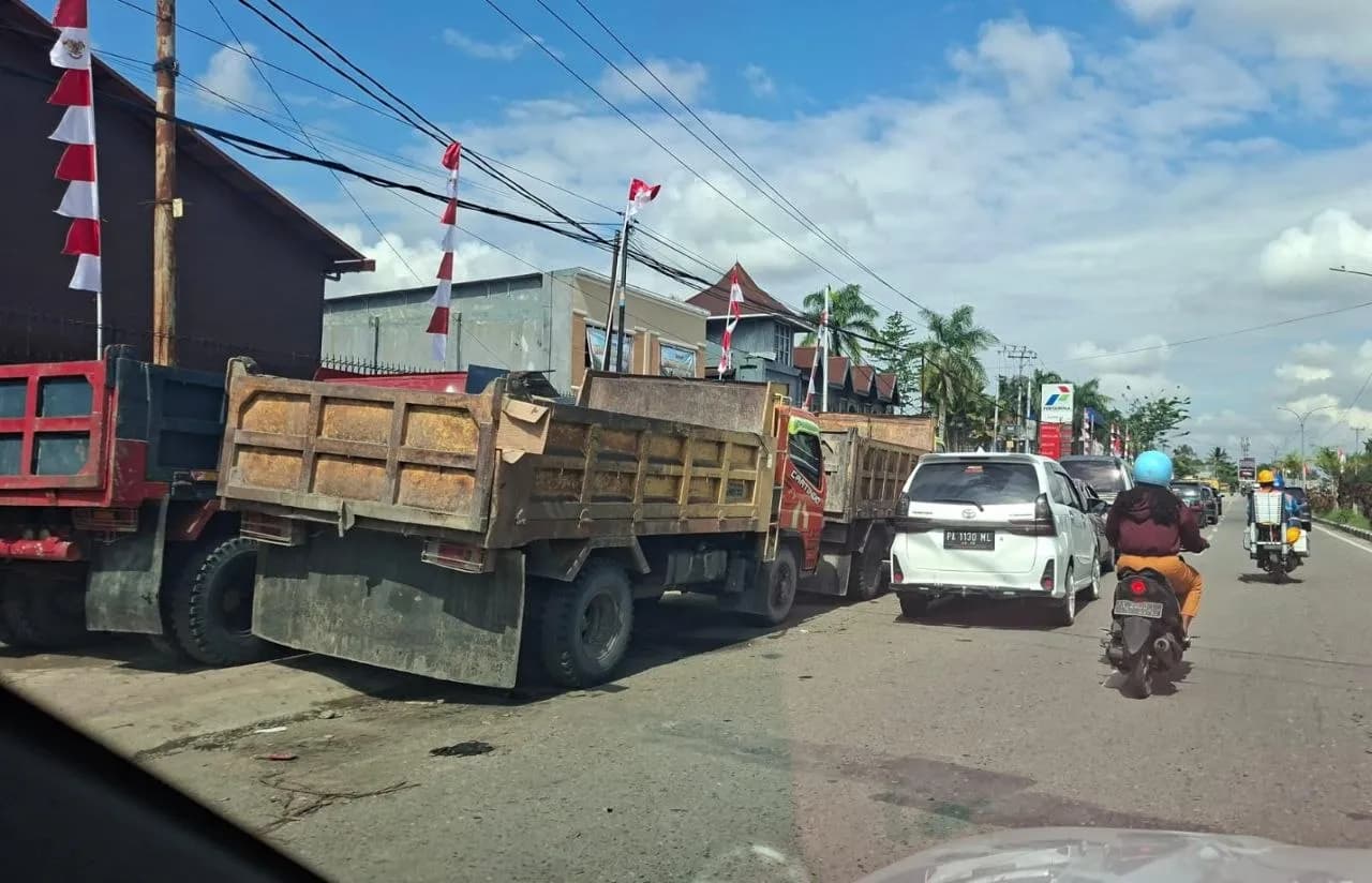 Ilustrasi berita Mimika: Ironi Antrian Panjang BBM di Timika, Kendaraan Parkir di Trotoar, Pejalan Kaki Terpaksa Jalan di Badan Jalan