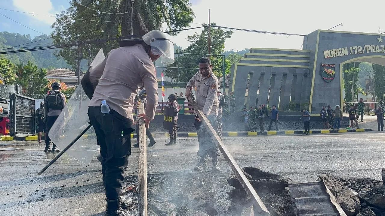 Ilustrasi berita JAYAPURA: Pengibaran Bendera Bintang Kejora di Kampus USTJ Berujung Ricu, Polisi Halau Pakai Gas Air Mata