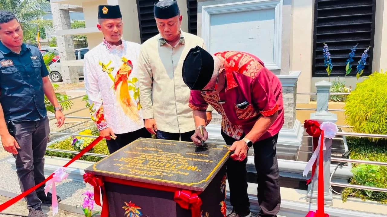 Ilustrasi berita Mimika: Bupati Mimika Resmikan Masjid Miftahul Huda dan Tandatangani Prasasti