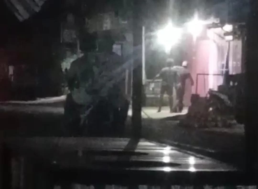 Ilustrasi berita Mimika: Beredar Video Oknum Warga Lakukan Perusakan Rumah dan Bakar Ban di Jalan Kartini Timika
