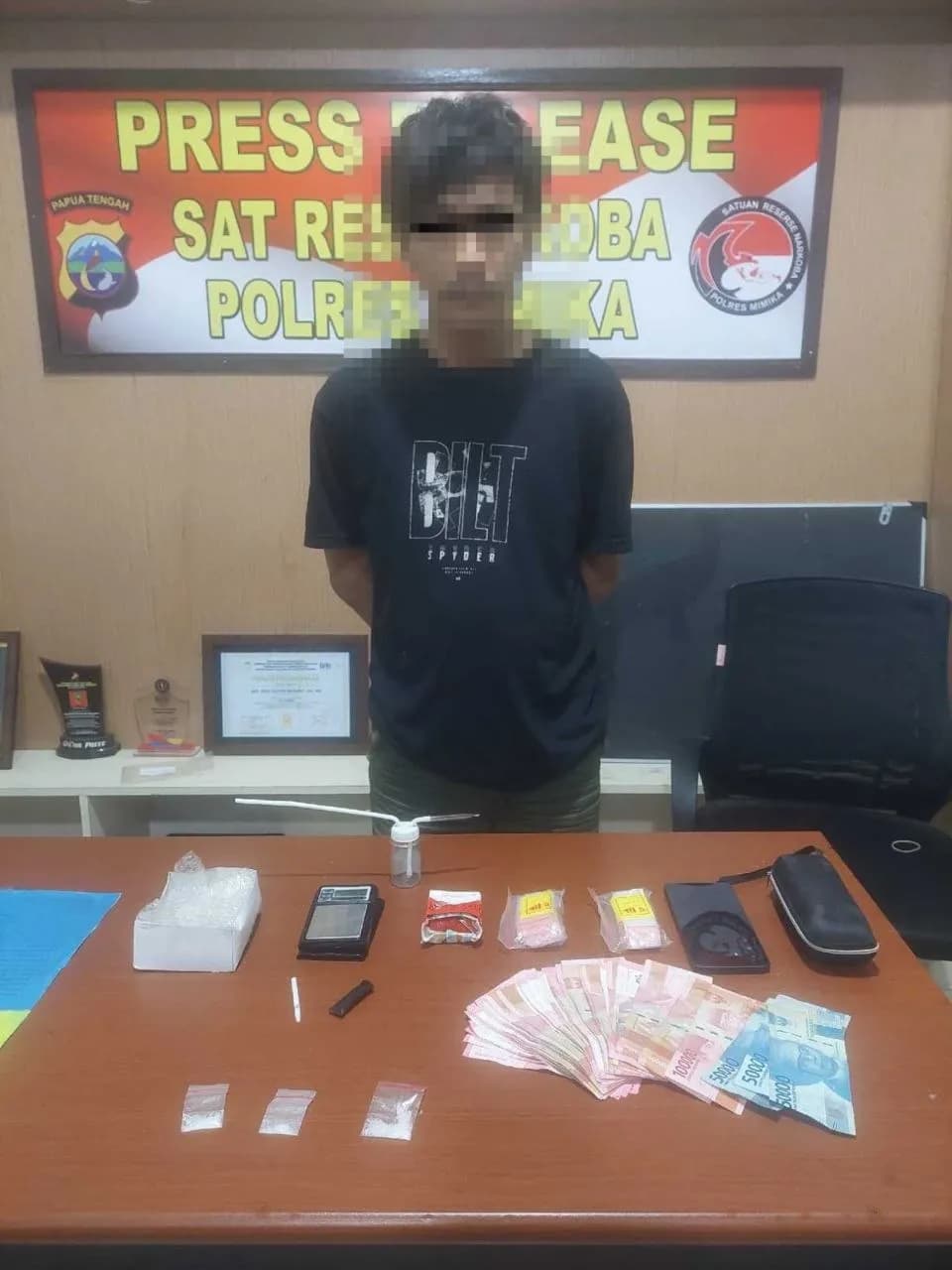 Ilustrasi berita Mimika: Polisi Gerebek “Rumah Nyabu” di Jalan Yos Sudarso Timika, Pengedar dan Dua Pengguna Diamankan