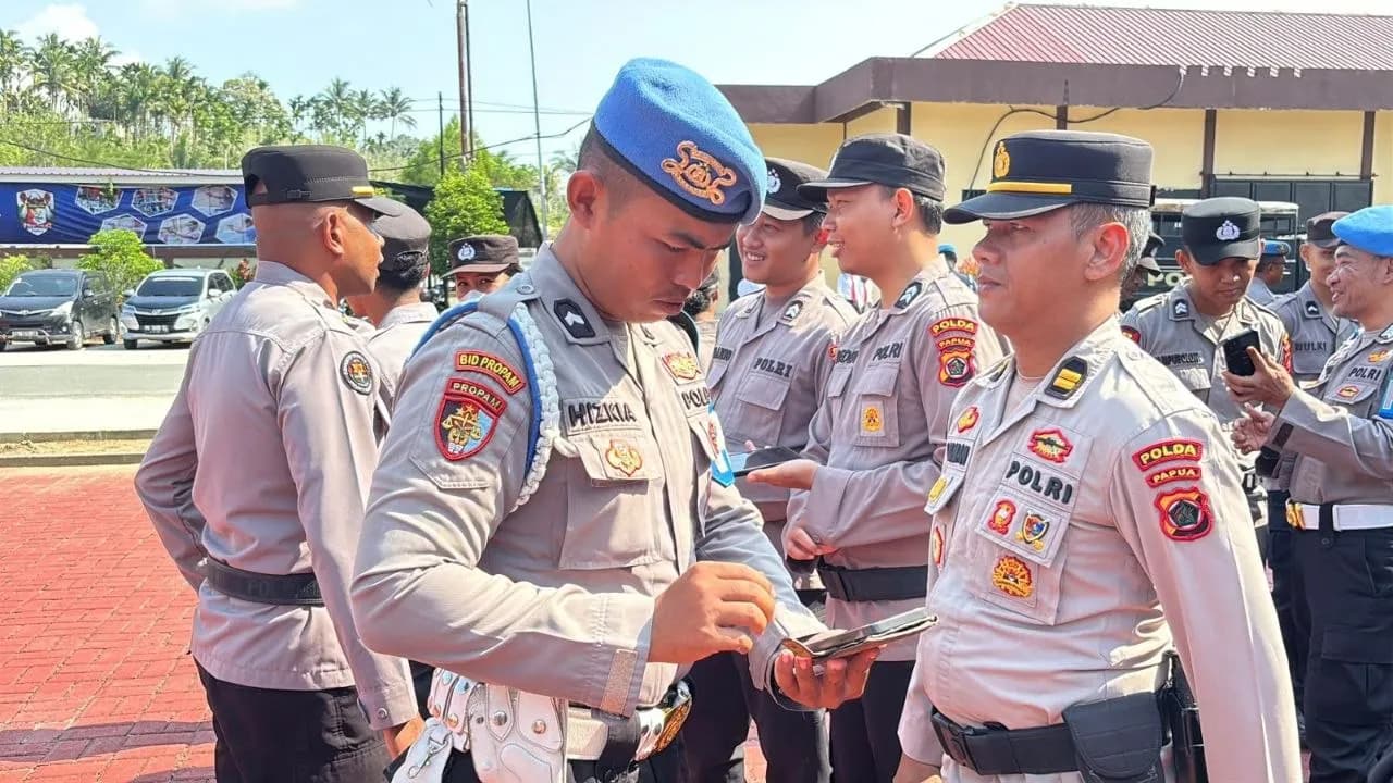 Ilustrasi berita Hukum: Cegah Judi Online, Polda Papua Razia Handphone Personel