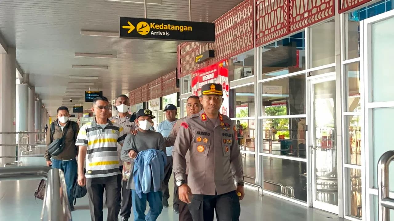 Ilustrasi berita Mimika: Pelaku Pembunuhan Kilometer 10 yang Kabur ke Makassar Tiba di Timika, Dijemput Langsung Kapolres di Bandara