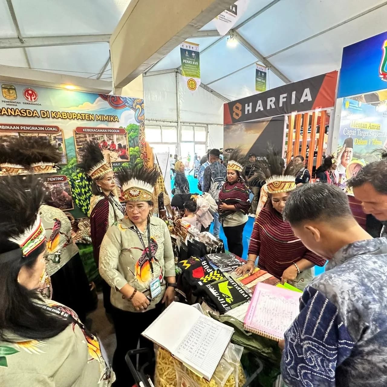 Ilustrasi berita Mimika: Stand Dekranasda Mimika Jadi Magnet, Daun Gatal hingga Noken Papua Diburu Pengunjung PENAS XVII Gorontalo