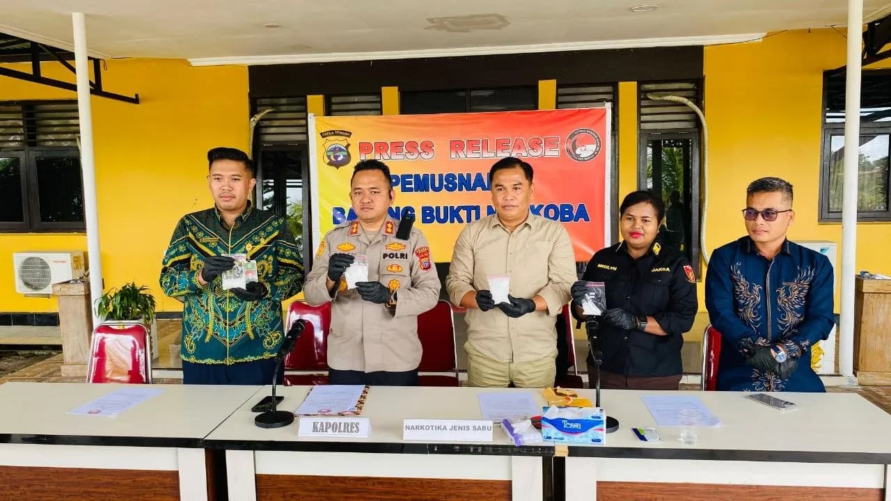 Kapolres Mimika AKBP Billyandha Hildiario Budiman bersama instansi terkait menunjukkan barang bukti Narkoba jenis sabu yang akan dimusnahkan