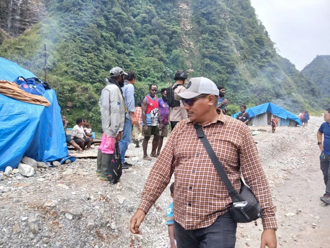 Kepala Distrik Tembagapura, Dev Richard Tatiratu saat mendatangi warga di kampung-kampung Distrik Tembagapura.