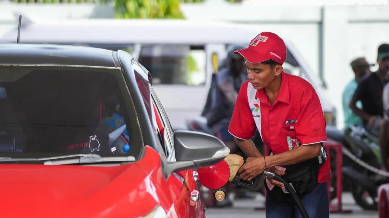 Ilustrasi berita Ekonomi: Pertamina Pastikan Distribusi BBM di Papua dan Maluku Tetap Lancar, Stok Aman hingga 10 Hari