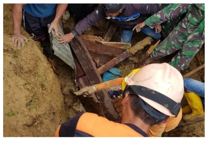 Personel Koramil Enarotali dipimpin Danramil 1705/02 Mayor CBA Marina Rumawak membantu evakuasi korban longsor di Kampung Dupia, Selasa (28/7/2020)