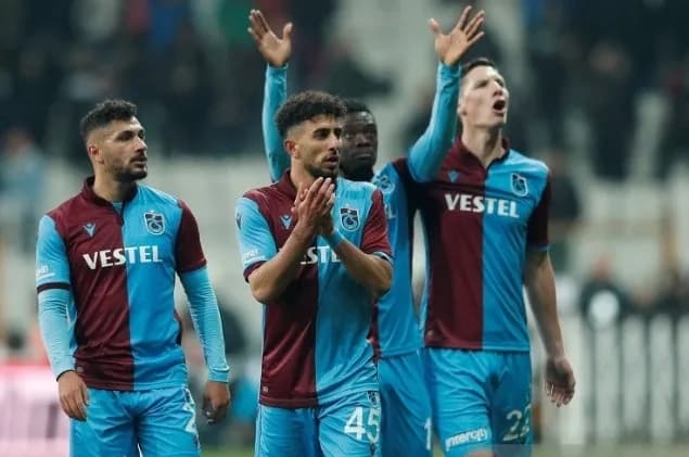 Para pemain Trabzonspor berterima kasih kepada suporternya setelah bermain imbang melawan Besiktas dalam laga lanjutan Liga Super Turki di Stadion Vodafone Park, Istanbul, Turki, Sabtu (22/2)