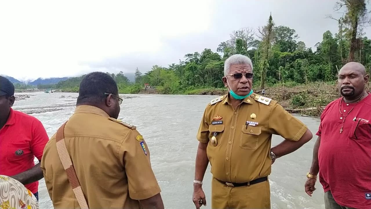 Wabup John Rettob didampingi Camat Iwaka sedang memantau banjir Iwaka