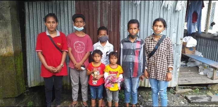 Tujuh dari sembilan anak almarhum suami istri yang meninggal di SP 1