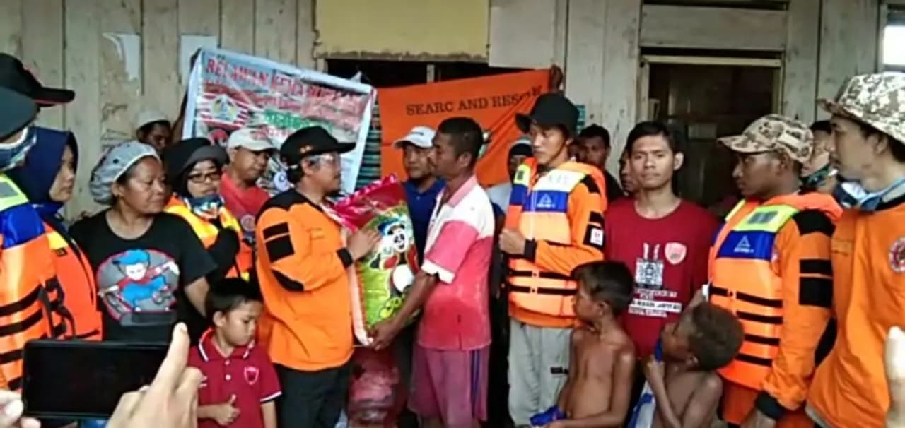Bapak Rumere saat menerima bantuan dari relawan