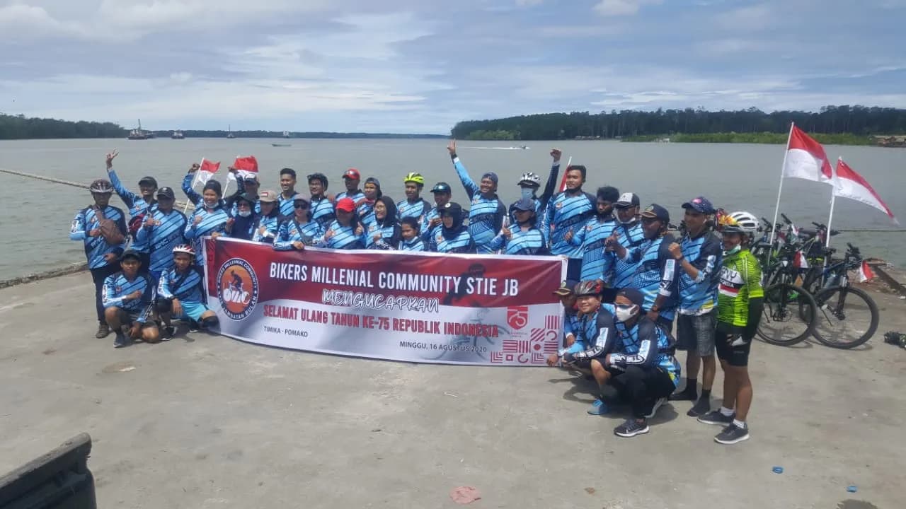 Komunitas pesepeda Stie Jambatan Bulan Timika.