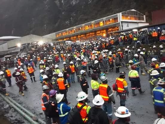 Karyawan Freeport, sub kontraktor dan privatisasi memblokade jalan tambang.