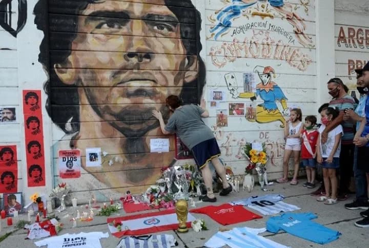 Ilustrasi berita OLAHRAGA: Presiden Argentina Tetapkan 3 Hari Masa Berkabung Nasional, Duka Kepergian Maradona