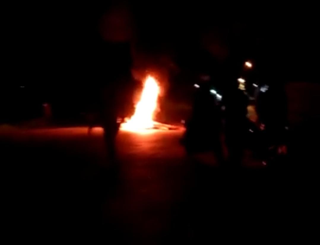 Ilustrasi berita pinpost: Pasca MK Diskualifikasi Yusak-Yakob di Pilbup Boven, Massa Bakar Ban di Jalan