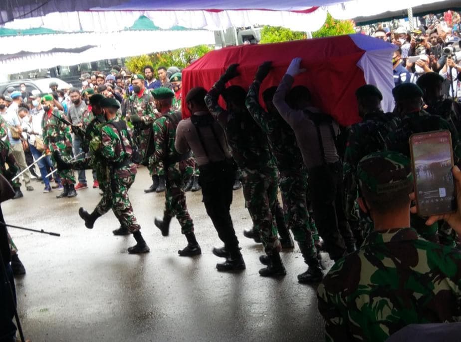 Ilustrasi berita Mimika: Bupati Willem Wandik Wakili Keluarga, Pelepasan Jenazah Alm Klemen Tinal Dilakukan Secara Militer