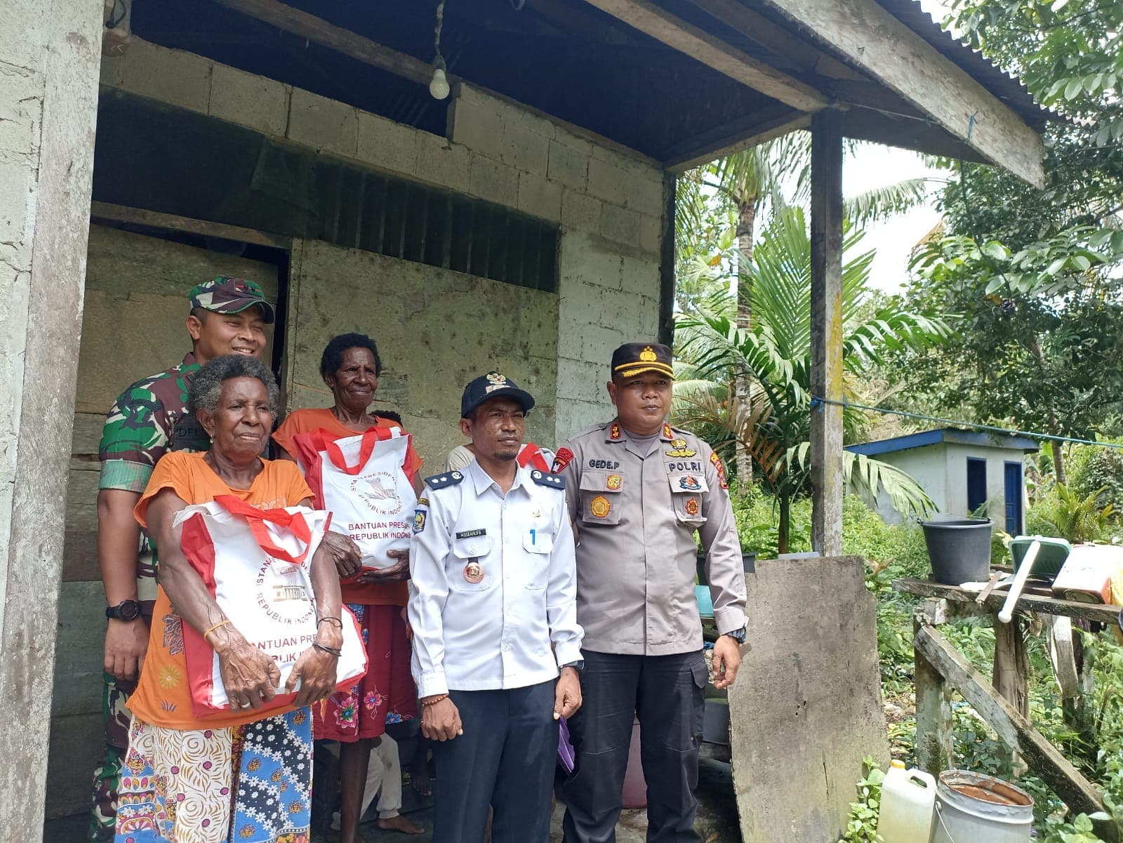 Ilustrasi berita MIMIKA: Kapolres dan Dandim Mimika Salurkan 5.000 Paket Bantuan Presiden Jokowi Kepada Masyarakat Papua