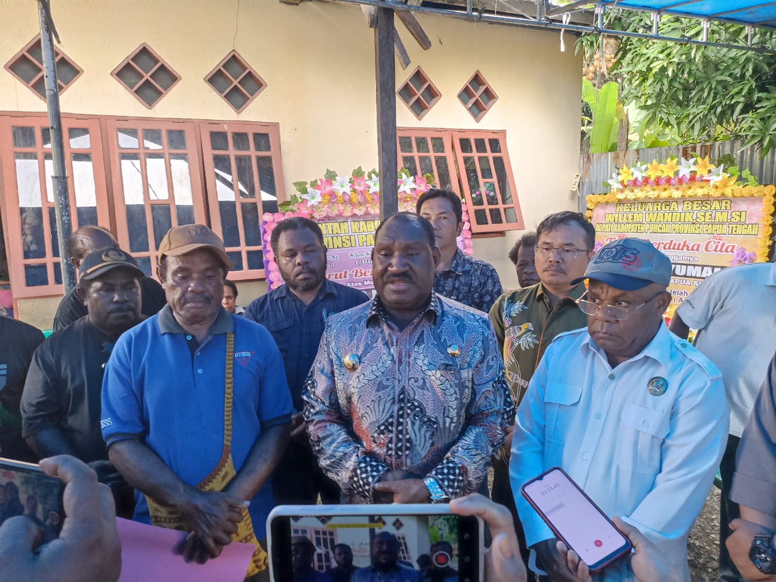 Ilustrasi berita Papua: Bayar Rp 1 Miliar, Bupati Puncak Beri Penghormatan Terakhir Kepada Pegawai Bank Papua, Kutuk Perbuatan Keji Para Pelaku