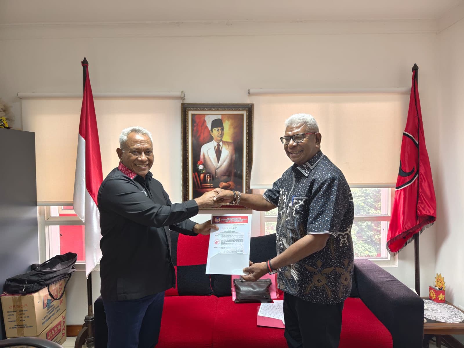 Ilustrasi berita Mimika: PDIP Resmi Serahkan B1KWK Untuk Pasangan Johannes Rettob - Emanuel Kemong, John Thie : Bakal Ada Partai Lain yang Bergabung