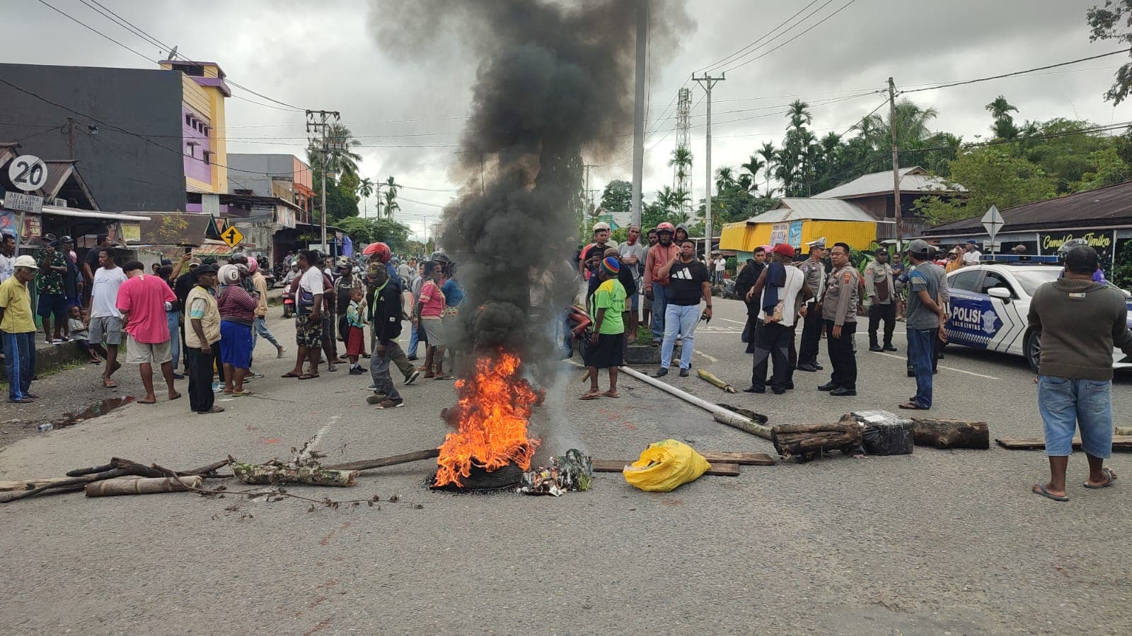 Tampak ruas Jalan Ahmad Yani Timika dipalang keluarga korban.