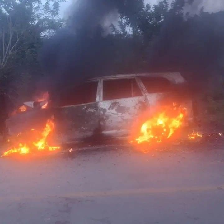 Ilustrasi berita EDITORIAL: Sopir Diduga Mabuk, Mobil Innova Terbakar Usai Kecelakaan Tunggal di Sarmi