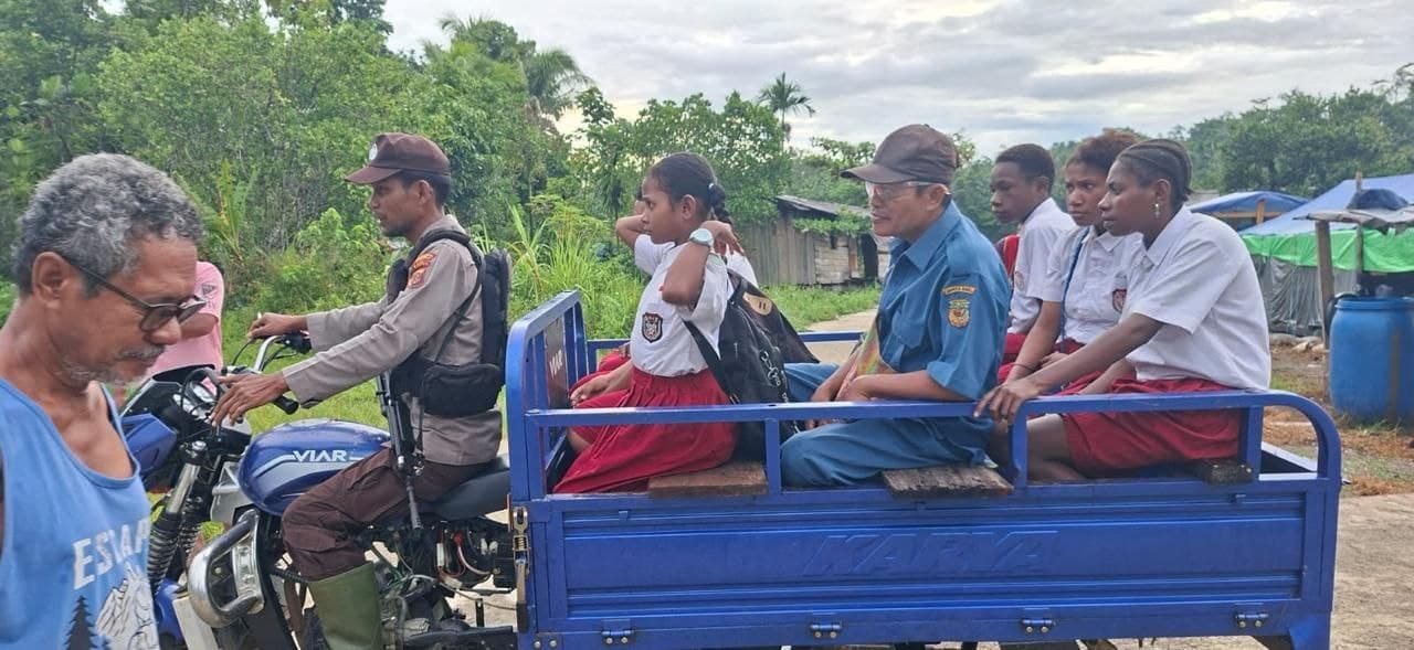Ilustrasi berita MIMIKA: Polisi Antar Jemput Siswa SDN Inpres Uta 2 Kapiraya, Aktivitas Belajar Kembali Normal