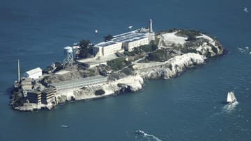 Ilustrasi berita Internasional: Penjara Alcatraz Kembali Tutup Usai Dibuka Trump, Kondisi Mencekam Jadi Penyebab