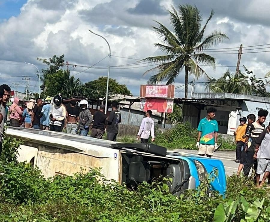 Ilustrasi berita MIMIKA: Bus Terbalik di Jalan Irigasi Timika, Sopir Alami Patah Tangan