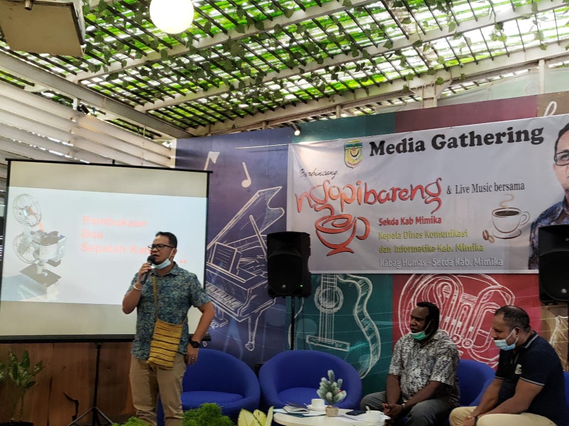 Sekda Mimika didampingi Kadis Kominfo dan Kabag Humas saat acara media gathering bersama puluhan awak media di Hotel Horison