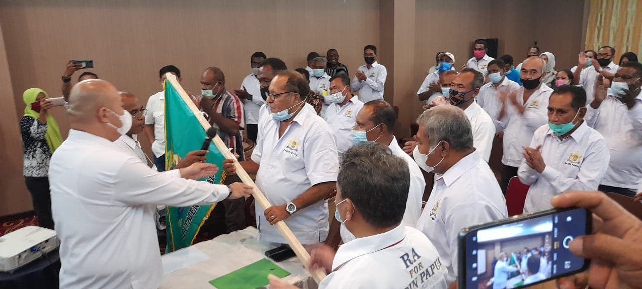 Penyerahan Pataka olek Waketum Kadin Provinsi Papua kepada Ketua Kadin Merauke